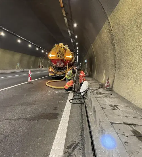 沙洋隧道排水渠清淤